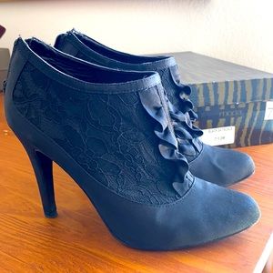 Moda Black satin lace pumps